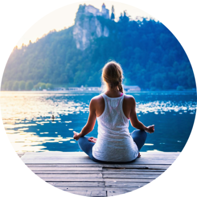 Femme sur un ponton en position du lotus