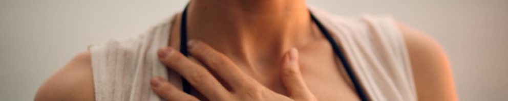 Une femme avec la main sur la poitrine